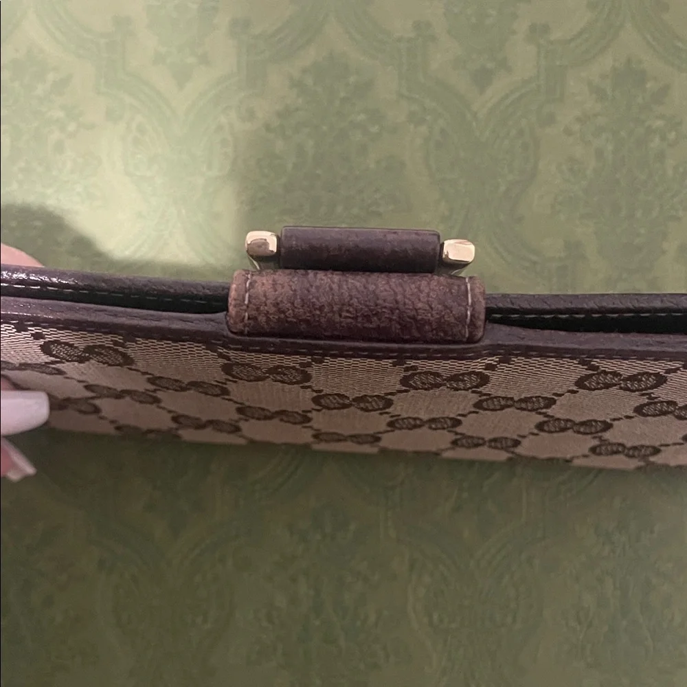 Gucci wallet iconic